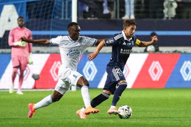 FOOTBALL : Paris FC Vs FC Lorient - Ligue 1 - 03 10 2025 Maxime Lopez (Paris FC) Vs Arthur Avom Ebong (FC Lorient) ParisFrance  Copyright: xMichtofx