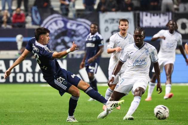 FOOTBALL : Paris FC Vs FC Lorient - Ligue 1 - 03 10 2025 Lamine Gueye (Paris FC) Vs Jean-Victor Makengo (FC Lorient) ParisFrance  Copyright: xMichtofx