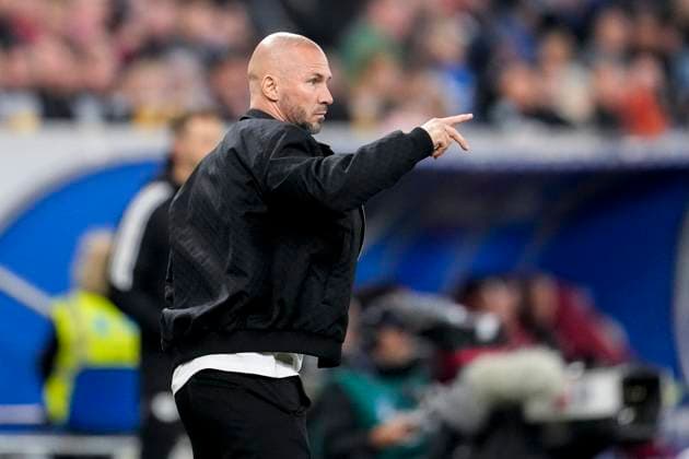 Christian Ilzer coach, head coach, Hoffenheim , gives instructions, gestures, gesticulates with arms, single image, single photo, action, action, 03 10 2025, Sinsheim Germany , Football, Bundesliga, TSG 1899 Hoffenheim 1 FC Köln, DFB DFL REGULATIONS PROHIBIT ANY USE OF PHOTOGRAPHS AS IMAGE SEQUENCES AND OR QUASI VIDEO xozx