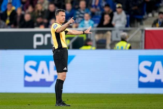 Felix Zwayer referee, gives instructions, gestures, gesticulates with arms, cropped, full body, single image, single photo, action, action, 03 10 2025, Sinsheim Germany , Football, Bundesliga, TSG 1899 Hoffenheim 1 FC Köln, DFB DFL REGULATIONS PROHIBIT ANY USE OF PHOTOGRAPHS AS IMAGE SEQUENCES AND OR QUASI VIDEO xozx