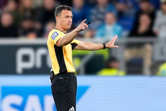 Felix Zwayer referee , gives instructions, gestures, gesticulates with arms, single image, single photo, action, action, 03 10 2025, Sinsheim Germany , Football, Bundesliga, TSG 1899 Hoffenheim 1 FC Köln, DFB DFL REGULATIONS PROHIBIT ANY USE OF PHOTOGRAPHS AS IMAGE SEQUENCES AND OR QUASI VIDEO xozx