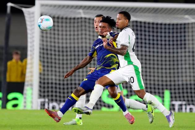 Sassuolo s Aster Vranckx Verona™s Gift Orban during the Serie A soccer match between Hellas Verona and Sassuolo at the Bentegodi Stadium in Verona, north west Italy - Saturday, October 03 , 2025. - Soccer .  Copyright: xPaolaxGarbuio Lapressex