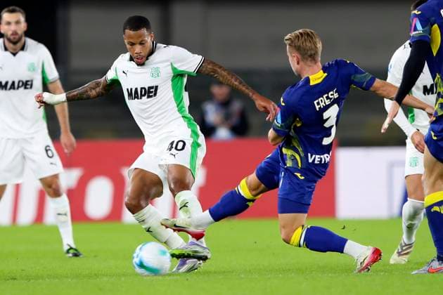 Sassuolo s Aster Vranckx Verona™s Martin Frese during the Serie A soccer match between Hellas Verona and Sassuolo at the Bentegodi Stadium in Verona, north west Italy - Saturday, October 03 , 2025. - Soccer .  Copyright: xPaolaxGarbuio Lapressex