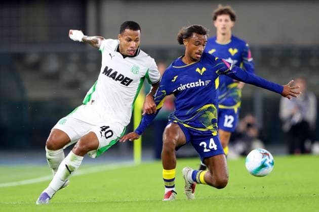 Verona™s Antoine Bernede Sassuolo s Aster Vranckx during the Serie A soccer match between Hellas Verona and Sassuolo at the Bentegodi Stadium in Verona, north west Italy - Saturday, October 03 , 2025. - Soccer .  Copyright: xPaolaxGarbuio Lapressex