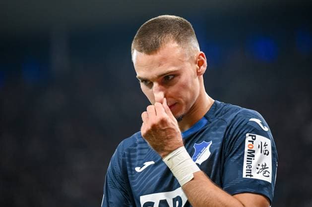 Tim Lemperle (1899 Hoffenheim) gestikuliert, gestik waehrend des spiels der Bundesliga zwischen TSG Hoffenheim und 1. FC Köln, PreZero Arena am 03. October 2025 in Sinsheim, Deutschland. (Foto von Harry Langer DeFodi Images) +++ Tim Lemperle (1899 Hoffenheim) gestures during the Bundesliga match between TSG Hoffenheim and 1. FC Köln at PreZero Arena on October 3, 2025 in Sinsheim, Germany. (Photo by Harry Langer DeFodi Images) DFL regulations prohibit any use of photographs as image sequences and or quasi-video. (Photo by Harry Langer DeFodi Images) DFL regulations prohibit any use of photographs as image sequences and or quasi-video. Tim Lemperle 1899 Hoffenheim gestures, gestures during the Bundesliga match between TSG Hoffenheim and 1 FC Köln, PreZero Arena on October 03 2025 in Sinsheim, Germany Photo by Harry Langer DeFodi Images Tim Lemperle 1899 Hoffenheim gestures during the Bundesliga match between TSG Hoffenheim and 1 FC Köln at PreZero Arena on October 3, 2025 in Sinsheim, Germany Photo by Harry Langer DeFodi Images DFL regulations prohibit any use of photographs as image sequences and or quasi video Photo by Harry Langer DeFodi Images DFL regulations prohibit any use of photographs as image sequences and or quasi video