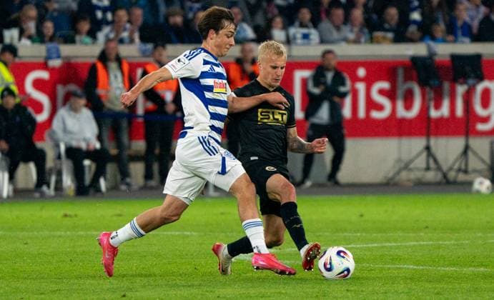 3 10 2025, Soccer, GER, Men, 3 Liga, DFL, Matchday 10, Season 2025 26, MSV Duisburg FC Hansa Rostock Simon Symalla MSV Duisburg, left against Viktor Bergh FC Hansa Rostock, right Duisburg Schauinsland Reisen Arena Nordrhein Westfaklen Germany