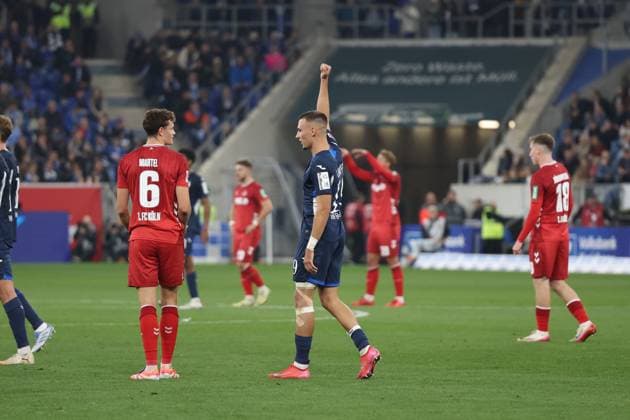 03 10 2025, xrekx, Soccer 1 Bundesliga, TSG 1899 Hoffenheim 1 FC Köln v l Eric Martel 1 FC Koeln Tim Lemperle TSG 1899 Hoffenheim gives instructions, gesticulates, gesticulate with arms gives instructions, gesticulate handball DFL DFB REGULATIONS PROHIBIT ANY USE OF PHOTOGRAPHS as IMAGE SEQUENCES and or QUASI VIDEO Sinsheim