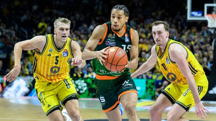GER, Berlin, Basketball, Alba Berlin vs VET CONCEPT Gladiators Trier , BBL, Basketball, Uber Arena, in the picture from l Samuel Griesel Alba Berlin , Jordan Roland Trier , Moses Wood Alba Berlin , duel, action, fight, fights for the ball, 03 10 2025 Copyright: HMBxMedia UwexKoch