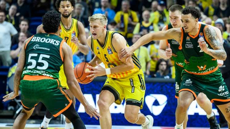GER, Berlin, Basketball, Alba Berlin vs VET CONCEPT Gladiators Trier , BBL, Basketball, Uber Arena, in the picture from l Eli Brooks Trier , Samuel Griesel Alba Berlin , Nolan Adekunle Trier , duel, action, fight, fights for the ball, 03 10 2025 Copyright: HMBxMedia UwexKoch