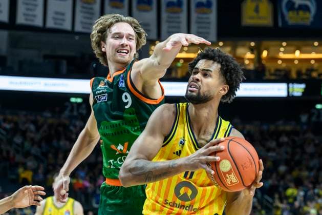 GER, Berlin, Basketball, Alba Berlin vs VET CONCEPT Gladiators Trier , BBL, Basketball, Uber Arena, in the picture from l Marco Hollersbacher Trier , Norris Agbakoko Alba Berlin , duel, action, fight, fights for the ball, 03 10 2025 Copyright: HMBxMedia UwexKoch