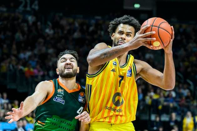 GER, Berlin, Basketball, Alba Berlin vs VET CONCEPT Gladiators Trier , BBL, Basketball, Uber Arena, in the picture from l Clay Guillozet Trier , Norris Agbakoko Alba Berlin , duel, action, fight, fights for the ball, 03 10 2025 Copyright: HMBxMedia UwexKoch