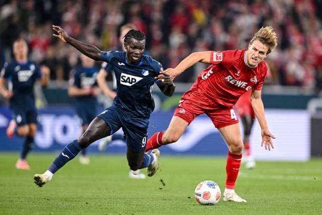 Ihlas Bebou (1899 Hoffenheim) und Timo Hübers (1. FC Köln) im Zweikampf waehrend des spiels der Bundesliga zwischen TSG Hoffenheim und 1. FC Köln, PreZero Arena am 03. October 2025 in Sinsheim, Deutschland. (Foto von Harry Langer DeFodi Images) +++ Ihlas Bebou (1899 Hoffenheim) und Timo Hübers (1. FC Köln) battle for the ball during the Bundesliga match between TSG Hoffenheim and 1. FC Köln at PreZero Arena on October 3, 2025 in Sinsheim, Germany. (Photo by Harry Langer DeFodi Images) DFL regulations prohibit any use of photographs as image sequences and or quasi-video. (Photo by Harry Langer DeFodi Images) DFL regulations prohibit any use of photographs as image sequences and or quasi-video. Ihlas Bebou 1899 Hoffenheim and Timo Hübers 1 FC Köln in a duel during the Bundesliga match between TSG Hoffenheim and 1 FC Köln, PreZero Arena on 03 October 2025 in Sinsheim, Germany Photo by Harry Langer DeFodi Images Ihlas Bebou 1899 Hoffenheim and Timo Hübers 1 FC Köln battle for the ball during the Bundesliga match between TSG Hoffenheim and 1 FC Köln at PreZero Arena on October 3, 2025 in Sinsheim, Germany Photo by Harry Langer DeFodi Images DFL regulations prohibit any use of photographs as image sequences and or quasi video Photo by Harry Langer DeFodi Images DFL regulations prohibit any use of photographs as image sequences and or quasi video