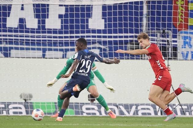 03 10 2025, xtvx, Fussball 1 Bundesliga, TSG 1899 Hoffenheim 1 FC Köln v l Torschuss, has a shot on goal Bazoumana Toure TSG 1899 Hoffenheim DFL DFB REGULATIONS PROHIBIT ANY USE OF PHOTOGRAPHS as IMAGE SEQUENCES and or QUASI VIDEO Sinsheim
