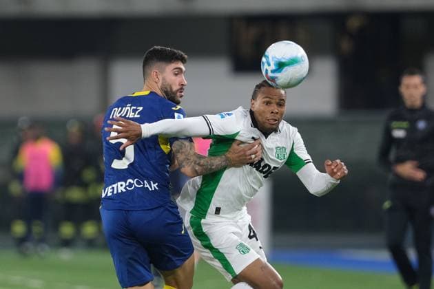 Armand Lauriente of US Sassuolo Calcio and Unai Nunez of Hellas Verona FC during the soccer match between Hellas Verona FC and US Sassuolo, MD6 of Serie A Enilive Italian soccer championship 2025 2026 at Marcantonio Bentegodi Stadium on October 3, 2025, Verona, Italy.  Copyright: xRobertoxTommasini IPAxSportx xipa-agency.netx xx IPA_66100764 IPA_Agency_IPA66100764