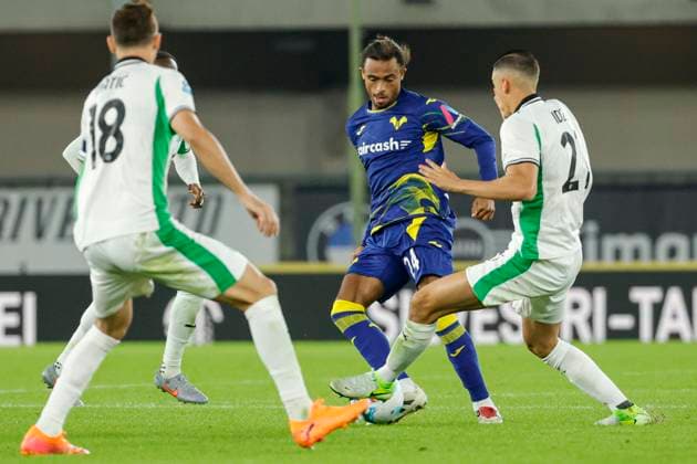 October 3, 2025, Verona, VR: Hellas Verona s Antoine Bernede (L) US Sassuolo s Jay Idzes (R) during the Italian Serie A soccer match Hellas Verona vs UC Sassuolo at Marcantonio Bentegodi Stadium in Verona, Italia, 3 October 2025. .ANSA EMANUELE PENNACCHIO. Soccer: Serie A; Hellas Verona Vs UC Sassuolo  - ZUMAa110 20251003_zaf_a110_090 Copyright: xEmanuelexPennacchiox