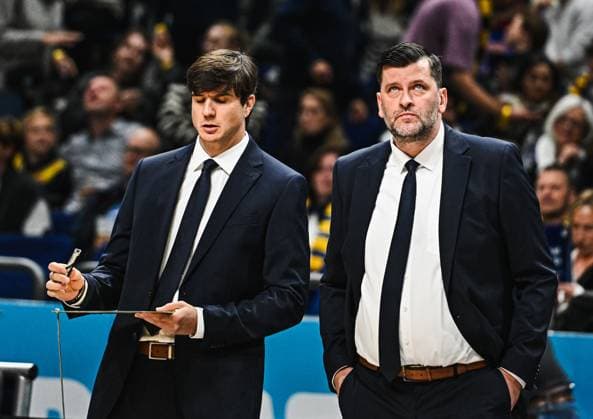 03 10 2025, xlakx, Basketball easyCredit BBL Basketball Alba Berlin Gladiators Trier emspor, v l Pedro Calles Alba Berlin Coach , Sebastian Trzcionka Alba Berlin Co Coach disappointed, looks disappointed, dejected, disappointed Berlin Daniel Lakomski