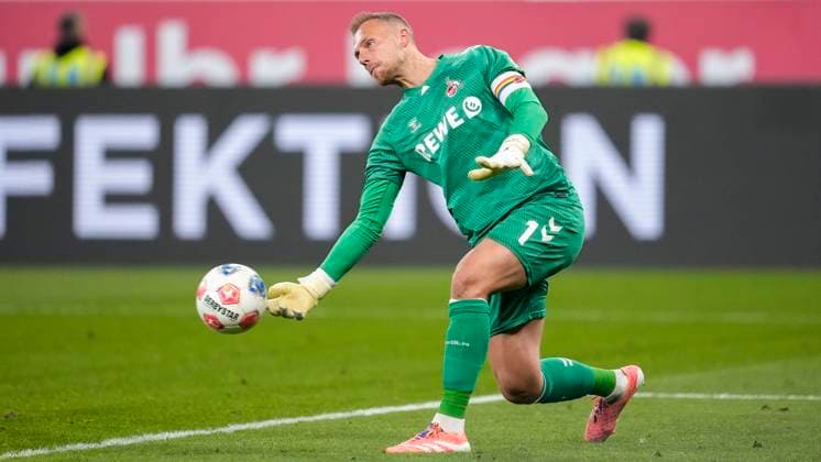 Marvin Schwäbe Goalkeeper, Cologne, 1 , on the ball, cropped, full body, single image, single photo, action, action, 03 10 2025, Sinsheim Germany , Soccer, Bundesliga, TSG 1899 Hoffenheim 1 FC Köln, DFB DFL REGULATIONS PROHIBIT ANY USE OF PHOTOGRAPHS AS IMAGE SEQUENCES AND OR QUASI VIDEO xozx