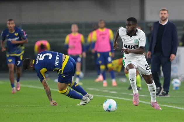 Alieu Fadera of US Sassuolo Calcio carries the ball during the soccer match between Hellas Verona FC and US Sassuolo, MD6 of Serie A Enilive Italian soccer championship 2025 2026 at Marcantonio Bentegodi Stadium on October 3, 2025, Verona, Italy.  Copyright: xRobertoxTommasini IPAxSportx xipa-agency.netx xx IPA_66100799 IPA_Agency_IPA66100799