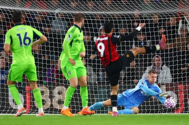 Bernd Leno of Fulham makes a save. AFC Bournemouth v Fulham, Premier League, Football, Vitality Stadium, Bournemouth, UK - 03 Oct 2025Bournemouth Vitality Stadium United Kingdom EDITORIAL USE ONLY No use with unauthorised audio, video, data, fixture lists, club league logos or live services. Online in-match use limited to 120 images, no video emulation. No use in betting, games or single club league player publications. Copyright: xJamesxMarsh Shutterstockx 15515765di