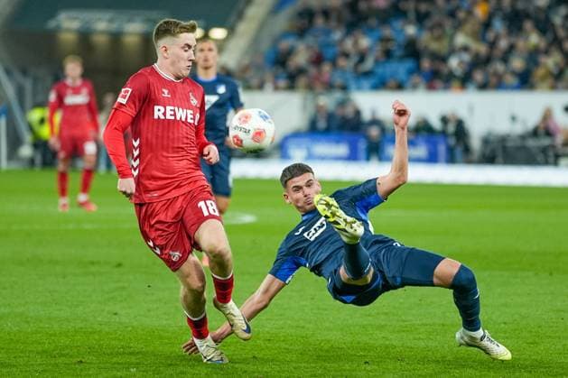 Soccer Bundesliga, Matchday 6, TSG Hoffenheim 1 FC Köln on 03 10 2025 in Sinsheim PreZero Arena , Germany, Season 2025 2026 DFL REGULATIONS PROHIBIT ANY USE OF PHOTOGRAPHS AS IMAGE SEQUENCES AND OR QUASI VIDEO Albian Hajdari 21, TSG clears the ball in front of Isak Bergmann Johannesson 18, KOE Sinsheim PreZero Arena Germany Copyright: xChristophxKinzingerx
