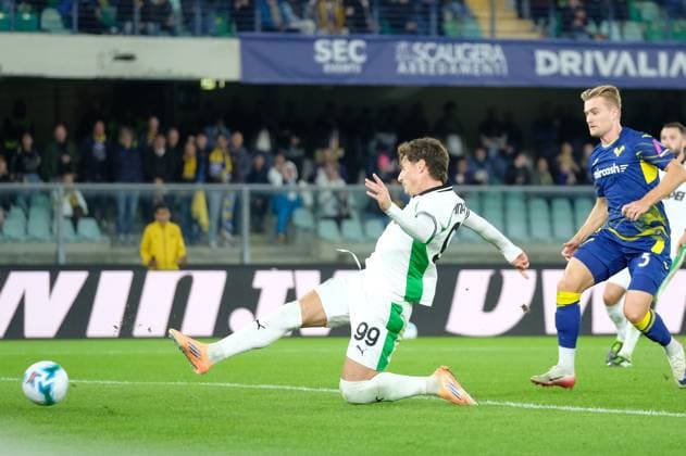 Andrea Pinamonti of US Sassuolo Calcio scores a first goal during the soccer match between Hellas Verona FC and US Sassuolo, MD6 of Serie A Enilive Italian soccer championship 2025 2026 at Marcantonio Bentegodi Stadium on October 3, 2025, Verona, Italy.  Copyright: xRobertoxTommasini IPAxSportx xipa-agency.netx xx IPA_66100974 IPA_Agency_IPA66100974