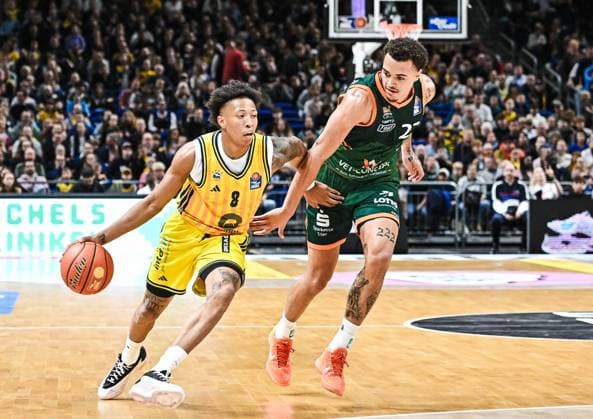 03 10 2025, xlakx, Basketball easyCredit BBL Basketball Alba Berlin Gladiators Trier emspor, v l Boogie Ellis Alba Berlin , Nolan Adekunle Gladiators Trier duel, duel, fight, tackle Berlin Daniel Lakomski