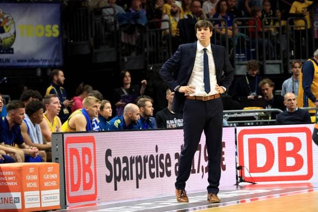 DEU, easyCredit BBL, ALBA vs VET CONCEPT Gladiators Trier, 03 10 2025, Uber Arena, Berlin, DEU, easyCredit BBL, ALBA vs VET CONCEPT Gladiators Trier, in the picture CHIEF TRAINER Pedro Calles ALBA Berlin , ALBA players bench nordphotoxGmbHx xEngler nph00076