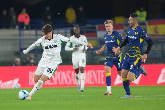 CALCIO - Serie A - Hellas Verona FC vs US Sassuolo Andrea Pinamonti of US Sassuolo Calcio carries the ball during the soccer match between Hellas Verona FC and US Sassuolo, MD6 of Serie A Enilive Italian soccer championship 2025 2026 at Marcantonio Bentegodi Stadium on October 3, 2025, Verona, Italy. Verona Italy  Copyright: xIPAxSport ABACAx