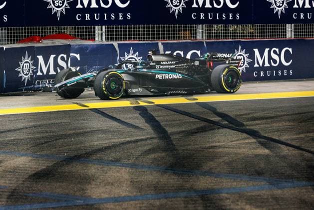 Formula 1, Singapore Grand Prix 2025, Friday Practice 2 in Singapore - 03 Oct 2025 George Russell of Great Britain in the (63) Mercedes-AMG PETRONAS Formula One Team W16 just after crashing into the barriers during the practice session two ahead of the F1 Grand Prix of Singapore at the Marina Bay Street Circuit. Singapore Singapore Copyright: xGeorgexHitchensx xSOPAxImagesx ghsingaporegp25_fp2_20