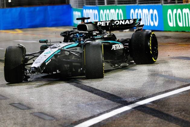 Formula 1, Singapore Grand Prix 2025, Friday Practice 2 in Singapore - 03 Oct 2025 George Russell of Great Britain in the (63) Mercedes-AMG PETRONAS Formula One Team W16 just after crashing into the barriers during the practice session two ahead of the F1 Grand Prix of Singapore at the Marina Bay Street Circuit. Singapore Singapore Copyright: xGeorgexHitchensx xSOPAxImagesx ghsingaporegp25_fp2_24