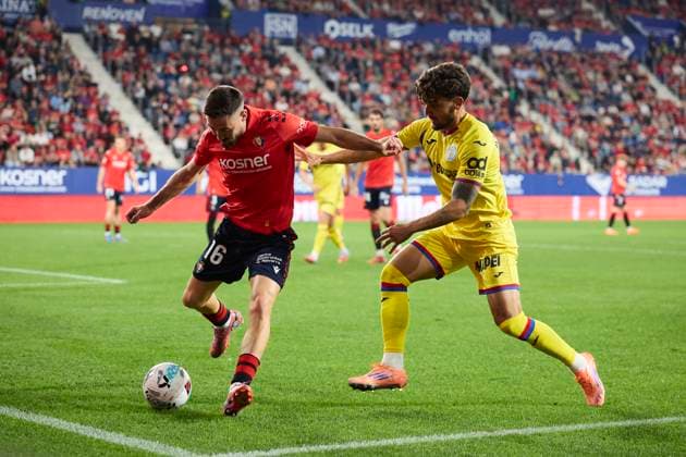October 3, 2025, Pamplona, Navarra, SPAIN: Moi Gomez of CA Osasuna competes for the ball with Mauro Arambarri of Getafe CF during the LaLiga EA Sports match between CA Osasuna and Getafe CF at El Sadar on October 3, 2025, in Pamplona, Spain. Pamplona SPAIN - ZUMAa181 20251003_zaa_a181_086 Copyright: xRicardoxLarreinax