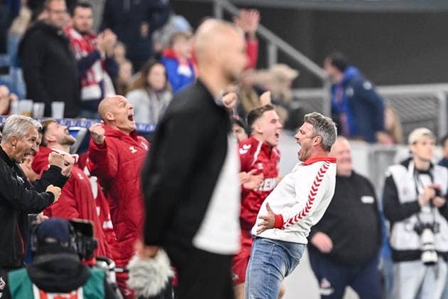 Trainer Åukasz Kwasniok (1. FC Köln) gestikuliert, gestik, jubelt nach dem Sieg waehrend des spiels der Bundesliga zwischen TSG Hoffenheim und 1. FC Köln, PreZero Arena am 03. October 2025 in Sinsheim, Deutschland. (Foto von Harry Langer DeFodi Images) +++ Trainer Åukasz Kwasniok (1. FC Köln) gestures during the Bundesliga match between TSG Hoffenheim and 1. FC Köln at PreZero Arena on October 3, 2025 in Sinsheim, Germany. (Photo by Harry Langer DeFodi Images) DFL regulations prohibit any use of photographs as image sequences and or quasi-video. (Photo by Harry Langer DeFodi Images) DFL regulations prohibit any use of photographs as image sequences and or quasi-video. Coach Åukasz Kwasniok 1 FC Köln gestures, gestures, cheers after the victory during the Bundesliga match between TSG Hoffenheim and 1 FC Köln, PreZero Arena on 03 October 2025 in Sinsheim, Germany Photo by Harry Langer DeFodi Images Trainer Åukasz Kwasniok 1 FC Köln gestures during the Bundesliga match between TSG Hoffenheim and 1 FC Köln at PreZero Arena on October 3, 2025 in Sinsheim, Germany Photo by Harry Langer DeFodi Images DFL regulations prohibit any use of photographs as image sequences and or quasi video Photo by Harry Langer DeFodi Images DFL regulations prohibit any use of photographs as image sequences and or quasi video