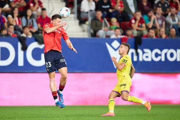 October 3, 2025, Pamplona, Navarra, SPAIN: Abel Bretones of CA Osasuna competes for the ball with Kiko Femenia of Getafe CF during the LaLiga EA Sports match between CA Osasuna and Getafe CF at El Sadar on October 3, 2025, in Pamplona, Spain. Pamplona SPAIN - ZUMAa181 20251003_zaa_a181_092 Copyright: xRicardoxLarreinax