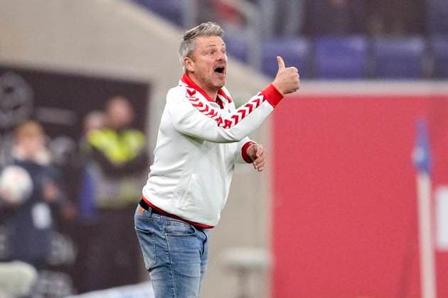 Lukas Kwasniok coach, head coach, 1 FC Köln , with thumbs up, gesture, gesture, confident, positive, optimistic, joy, rejoice, rejoicing, single picture, single photo, action, action, 03 10 2025, Sinsheim Germany , Football, Bundesliga, TSG 1899 Hoffenheim 1 FC Köln, DFB DFL REGULATIONS PROHIBIT ANY USE OF PHOTOGRAPHS AS IMAGE SEQUENCES AND OR QUASI VIDEO xozx