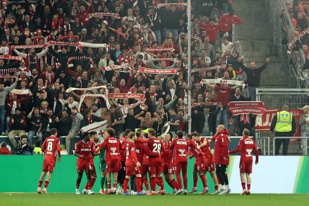 03 10 2025, xrekx, Fussball 1 Bundesliga, TSG 1899 Hoffenheim 1 FC Köln v l Koeln Mannschaft, Spieler, jubeln nach Spielende, Team, Player, celebrate at the end of the match DFL DFB REGULATIONS PROHIBIT ANY USE OF PHOTOGRAPHS as IMAGE SEQUENCES and or QUASI VIDEO Sinsheim
