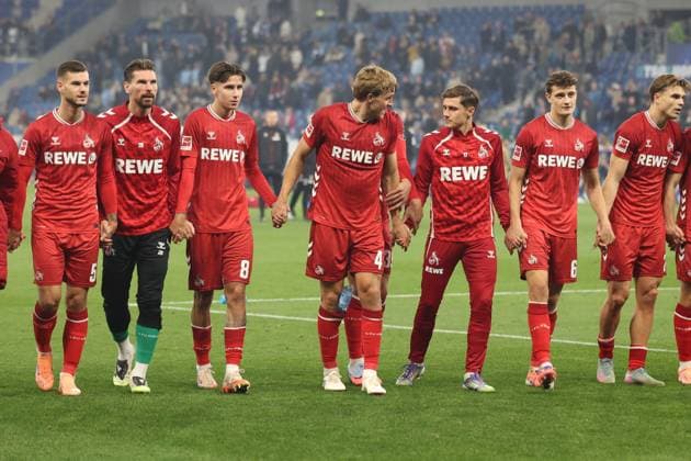 03 10 2025, xrekx, Fussball 1 Bundesliga, TSG 1899 Hoffenheim 1 FC Köln v l Timo Hübers Huebers 1 FC Koeln Mannschaft, Spieler, jubeln nach Spielende, Team, Player, celebrate at the end of the match bedankkt sich an den Fans, the player thanks the fans for their support DFL DFB REGULATIONS PROHIBIT ANY USE OF PHOTOGRAPHS as IMAGE SEQUENCES and or QUASI VIDEO Sinsheim