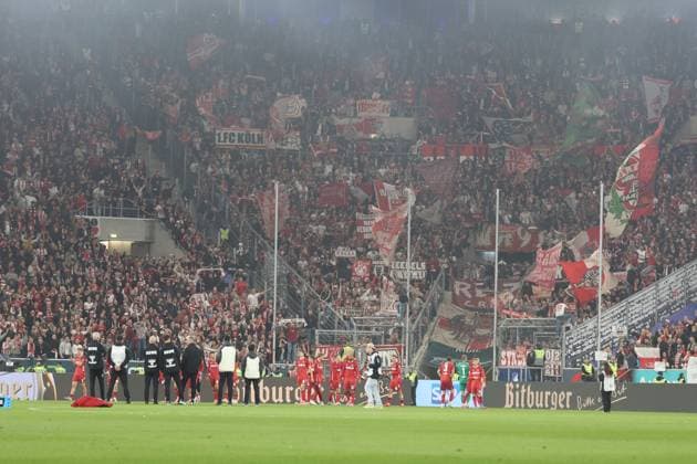 03 10 2025, xrekx, Fussball 1 Bundesliga, TSG 1899 Hoffenheim 1 FC Köln v l Koeln Mannschaft, Spieler, jubeln nach Spielende, Team, Player, celebrate at the end of the match bedankkt sich dank sich an den Fans, the player thanks the fans for their support DFL DFB REGULATIONS PROHIBIT ANY USE OF PHOTOGRAPHS as IMAGE SEQUENCES and or QUASI VIDEO Sinsheim