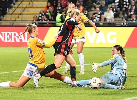 03 10 2025, xhbx, Soccer Google Pixel Women Bundesliga, Eintracht Frankfurt Carl Zeiss Jena v l Steffi Schmid FC Carl Zeiss Jena , Amanda Ilestedt Eintracht Frankfurt Damen , Hannah Etzold FC Carl Zeiss Jena DFL DFB REGULATIONS PROHIBIT ANY USE OF PHOTOGRAPHS as IMAGE SEQUENCES and or QUASI VIDEO Frankfurt am Main