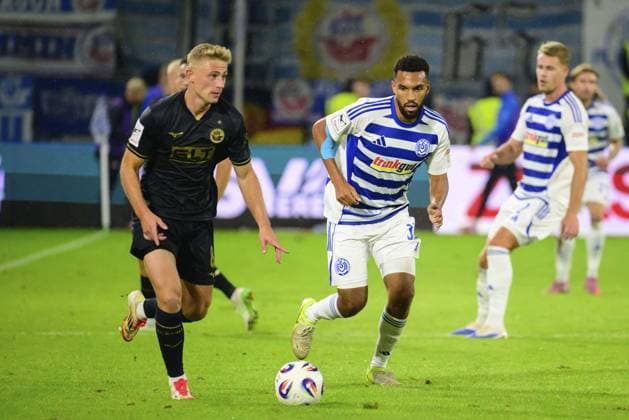 3 Liga MSV Duisburg FC Hansa Rostsock FOR EDITORIAL PURPOSES ONLY p Soccer 3 Liga MSV Duisburg FC Hansa Rostsock on 03 10 25 at the Schauinsland Reisen Arena in Duisburg Jesse Tugbenyo Duisburg Duisburg Copyright JakobxKlos Copyright: JakobxKlos doc82nx8pauzswudmhvcpj ,EDITORIAL USE ONLY Copyright: JakobxKlos