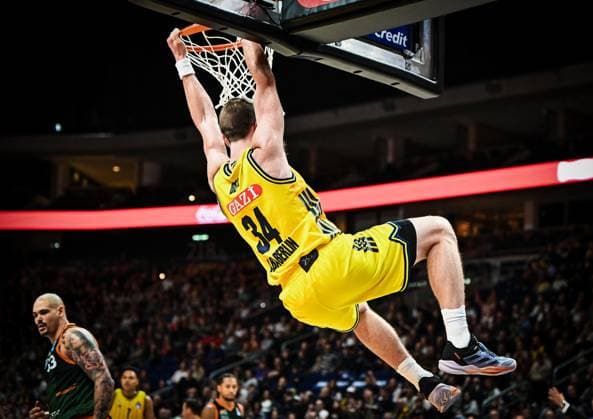 03 10 2025, xlakx, Basketball easyCredit BBL Basketball Alba Berlin Gladiators Trier emspor, v l Justin Bean Alba Berlin Dunking Berlin Daniel Lakomski