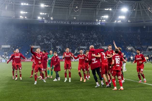 1 Soccer Bundesliga TSG 1899 Hoffenheim 1 FC Köln 03 10 2025 The players of 1 FC Köln celebrate the victory with the fans in the curve 1 Soccer Bundesliga, TSG 1899 Hoffenheim 1 FC Köln, Sinsheim, PREZERO Arena on 03 10 2025 DFL REGULATIONS PROHIBIT ANY USE OF PHOTOGRAPHS AS IMAGE SEQUENCES AND OR QUASI VIDEO Copyright: xBEAUTIFULxSPORTS Wunderlx