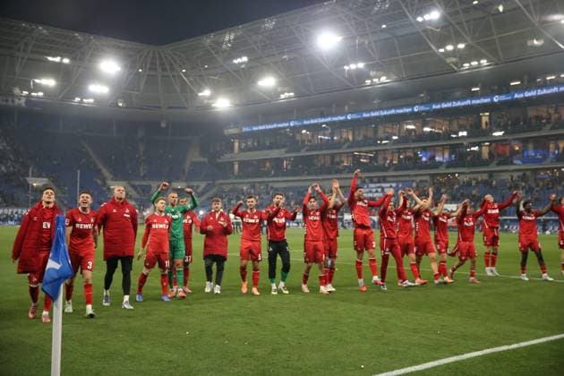 03 10 2025, xrekx, Fussball 1 Bundesliga, TSG 1899 Hoffenheim 1 FC Köln v l FC Koeln Mannschaft, Spieler, jubeln nach Spielende, Team, Player, celebrate at the end of the match bedankkt sich dank sich an den Fans, the player thanks the fans for their support DFL DFB REGULATIONS PROHIBIT ANY USE OF PHOTOGRAPHS as IMAGE SEQUENCES and or QUASI VIDEO Sinsheim