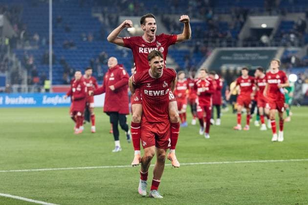 1 Bundesliga TSG 1899 Hoffenheim 1 FC Köln 03 10 2025 Cheering after the win in Hoffenheim Jakub Kaminski 1 FC Köln, 16 on the back of Joel Schmied 1 FC Köln, 2 1 Bundesliga, TSG 1899 Hoffenheim 1 FC Köln, Sinsheim, PREZERO Arena on 03 10 2025 DFL REGULATES PROHIBIT ANY USE OF PHOTOGRAPHS AS IMAGE SEQUENCES AND OR QUASI VIDEO Copyright: xBEAUTIFULxSPORTS Wunderlx