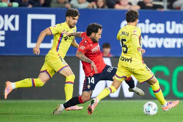 October 3, 2025, Pamplona, Navarra, SPAIN: Ruben Garcia of CA Osasuna competes for the ball with Luis Milla and Mauro Arambarri of Getafe CF during the LaLiga EA Sports match between CA Osasuna and Getafe CF at El Sadar on October 3, 2025, in Pamplona, Spain. Pamplona SPAIN - ZUMAa181 20251003_zaa_a181_414 Copyright: xRicardoxLarreinax