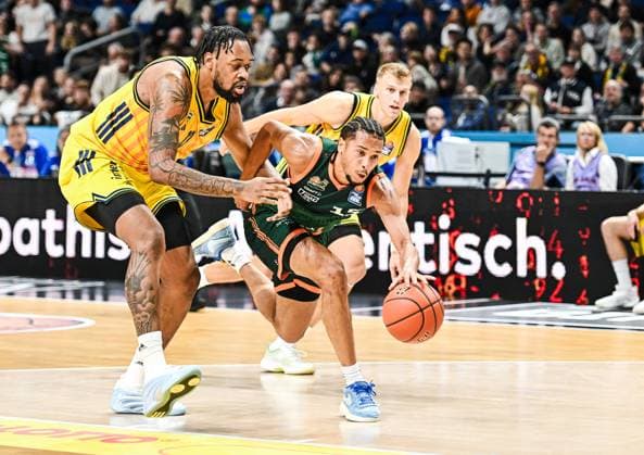 03 10 2025, xlakx, Basketball easyCredit BBL Basketball Alba Berlin Gladiators Trier emspor, v l J Wan Roberts Alba Berlin , Jordan Roland Gladiators Trier , Sam Griesel Alba Berlin duel, duel, fight, tackle Berlin Daniel Lakomski