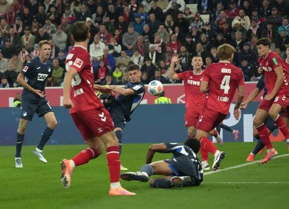 GER, 1 FBL, TSG Hoffenheim vs 1 FC Köln 03 10 2025, PreZero Arena, Sinsheim, GER, 1 FBL, TSG Hoffenheim vs 1 FC Köln , pictured Albian Hajdari Hoffenheim , Timo Hübers Köln DFL regulations prohibit any use of photographs as image sequences and or quasi video nordphotoxGmbHx xBratic nph00250