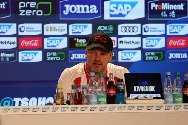 03 10 2025, xrekx, Fußball 1 Bundesliga, TSG 1899 Hoffenheim 1 FC Köln v l Pressekonferenz Lukas Kwasniok Trainer 1 FC Koeln DFL DFB REGULATIONS PROHIBIT ANY USE OF PHOTOGRAPHS as IMAGE SEQUENCES and or QUASI VIDEO Sinsheim