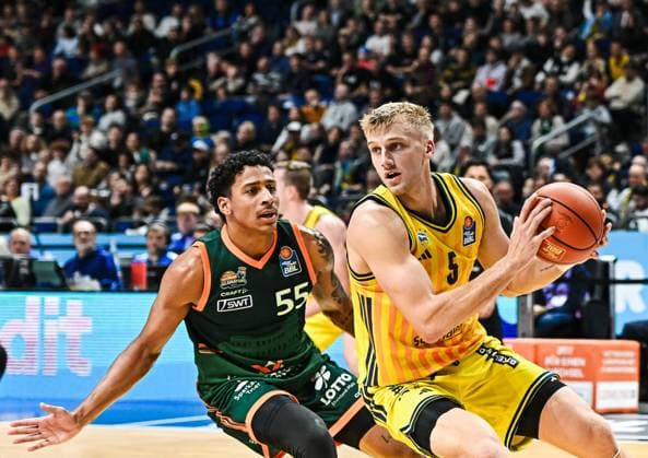 03 10 2025, xlakx, Basketball easyCredit BBL Basketball Alba Berlin Gladiators Trier emspor, v l Eli Brooks Gladiators Trier , Sam Griesel Alba Berlin duel, duel, fight, tackle Berlin Daniel Lakomski