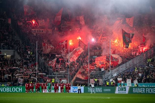 Fans Ultras in the guest block cheer with pyro pyrotechnics about the victory, in front players of FC Koeln GER, TSG 1899 Hoffenheim vs 1 FC Koeln, Fussball Bundesliga, 6 Spieltag, Saison 2025 2026, 03 10 2025 DFB DFL regulations prohibit any use of photographs as image sequences and or quasi video GER, TSG 1899 Hoffenheim vs 1 FC Koeln, Fussball Bundesliga, 6 Spieltag, Saison 2025 2026, 03 10 2025 Sinsheim Copyright: xEibner-Pressefoto Memmlerx EP_MMR