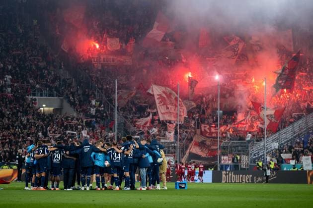 Robin Hranac TSG Hoffenheim, 02 , Bazoumana Toure TSG Hoffenheim, 29 , Vladimir Coufal TSG Hoffenheim, 34 , Wouter Burger TSG Hoffenheim, 18 and team in the circle is disappointed about the defeat, behind them pyro pyrotechnics of the Cologne fans in the guest block, GER, TSG 1899 Hoffenheim vs 1 FC Koeln, Soccer Bundesliga, Matchday 6, Season 2025 2026, 03 10 2025 DFB DFL regulations prohibit any use of photographs as image sequences and or quasi video GER, TSG 1899 Hoffenheim vs 1 FC Koeln, Soccer Bundesliga, Matchday 6, Season 2025 2026, 03 10 2025 Sinsheim Copyright: xEibner-Pressefoto Memmlerx EP_MMR